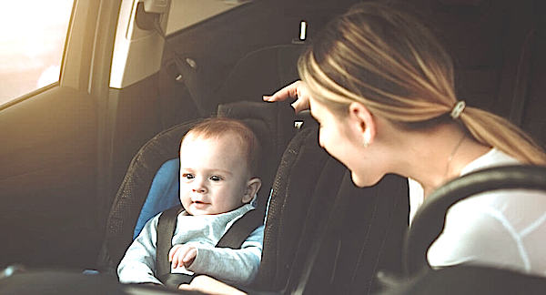 Перевозка ребенка на переднем сиденье автомобиля - можно или нет?