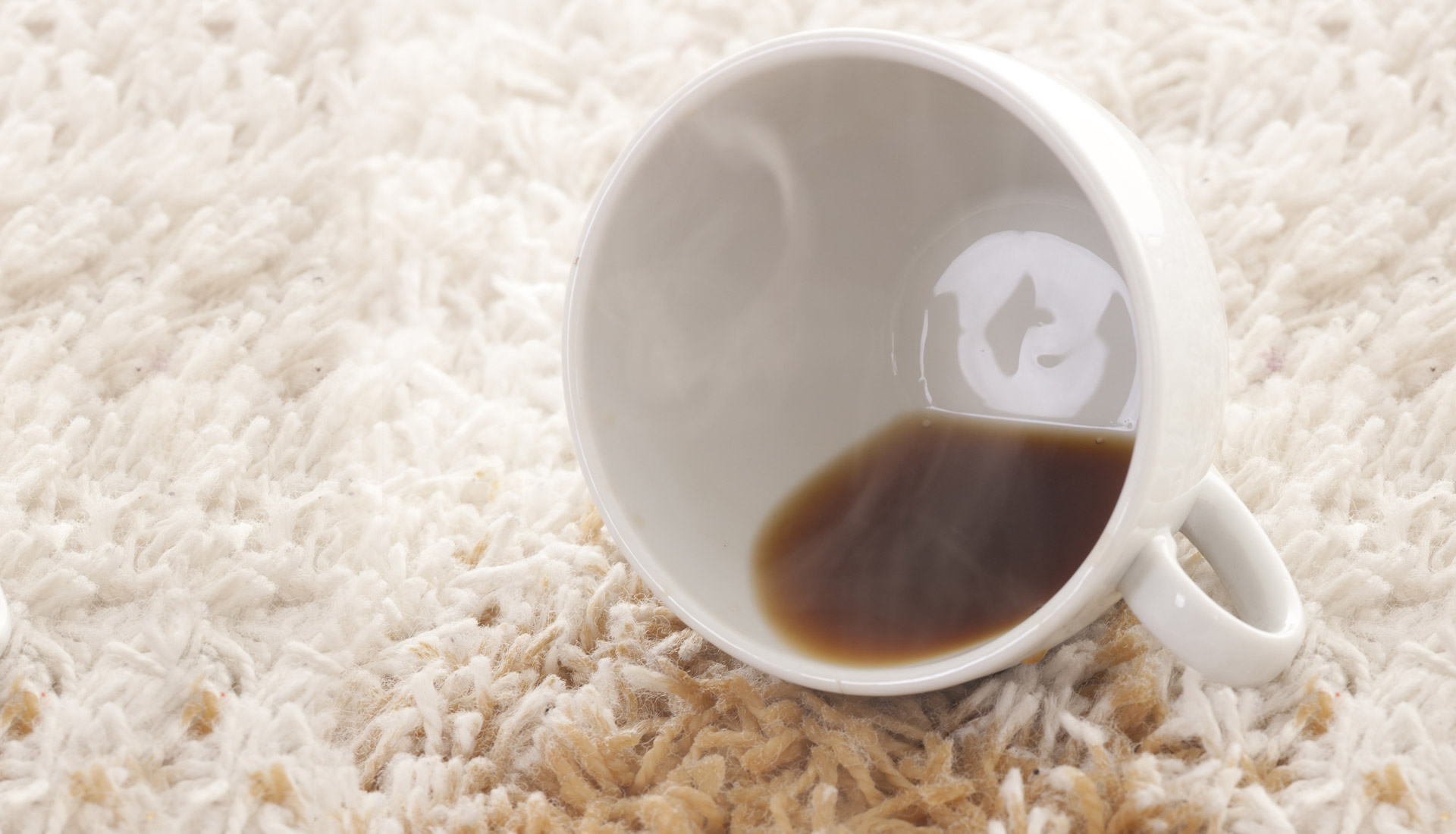 Пятно от кофе на белом. Разлитое кофе. Кофе на ковре. Пятно от кофе. Пролитый кофе.