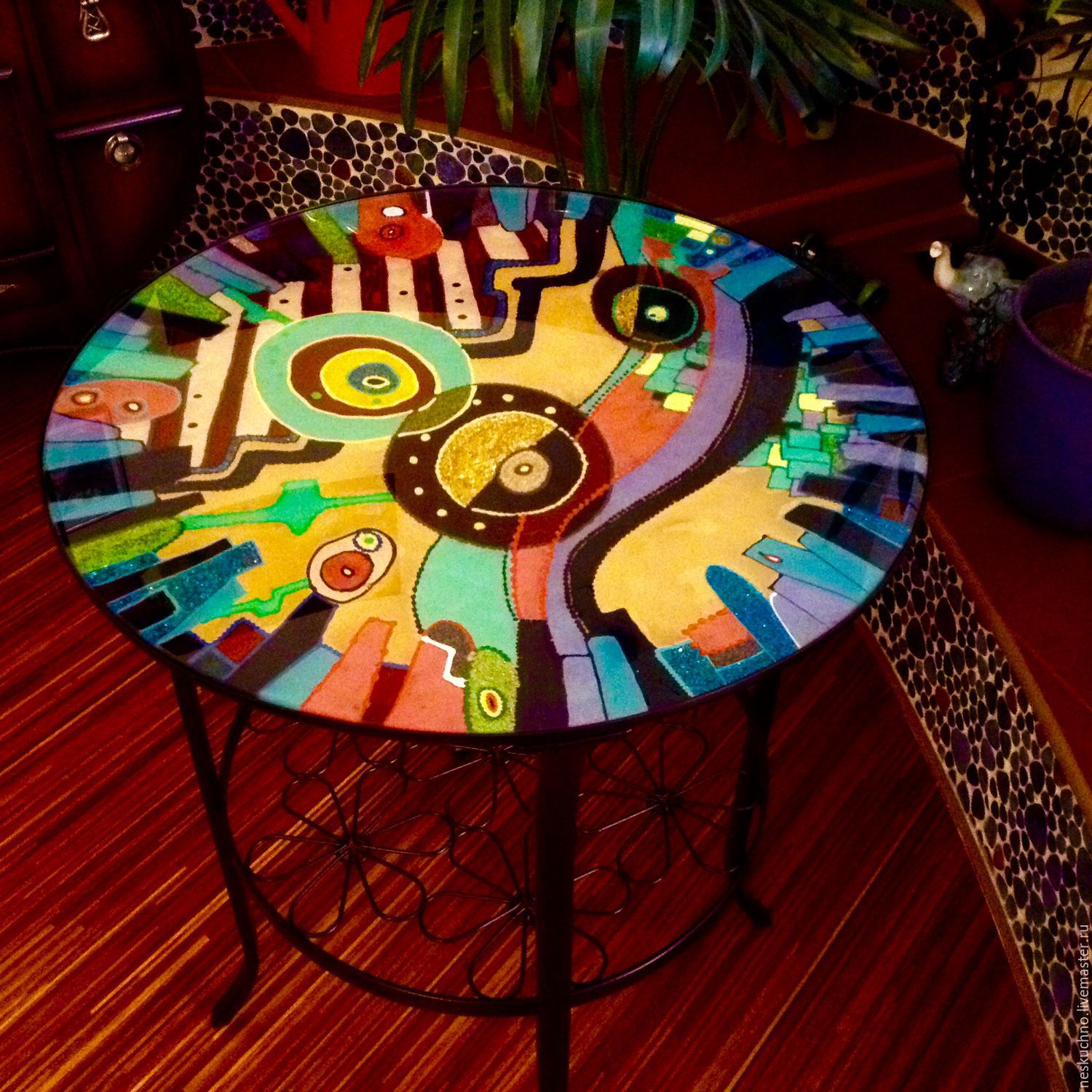 Цветные столы. Разноцветный деревянный столик. Расписной стол. Роспись столика. Разрисованный столик.