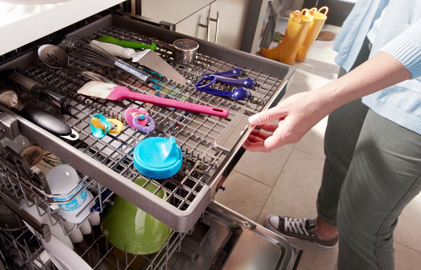 Кастрюли можно мыть в посудомойке. Посуда в посудомойке. Силиконовая посуда в посудомоечной машиной. Мойка посуды в посудомоечной машине. Кастрюля в посудомоечной машине.