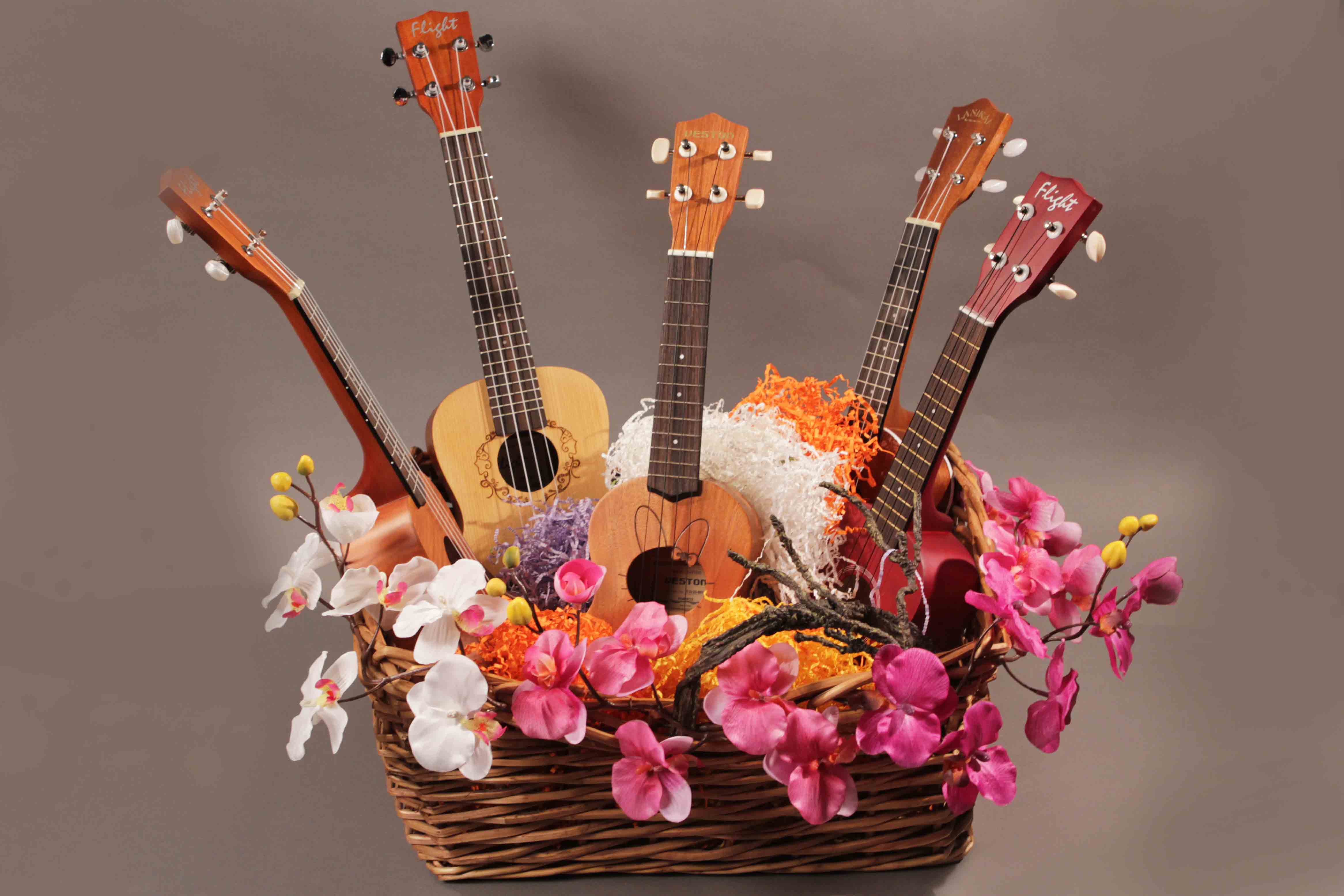 Самая красивая песня день рождения. Музыкальный букет. Музыкальные инструменты и цветы. Цветы для музыканта. Букет для музыканта.