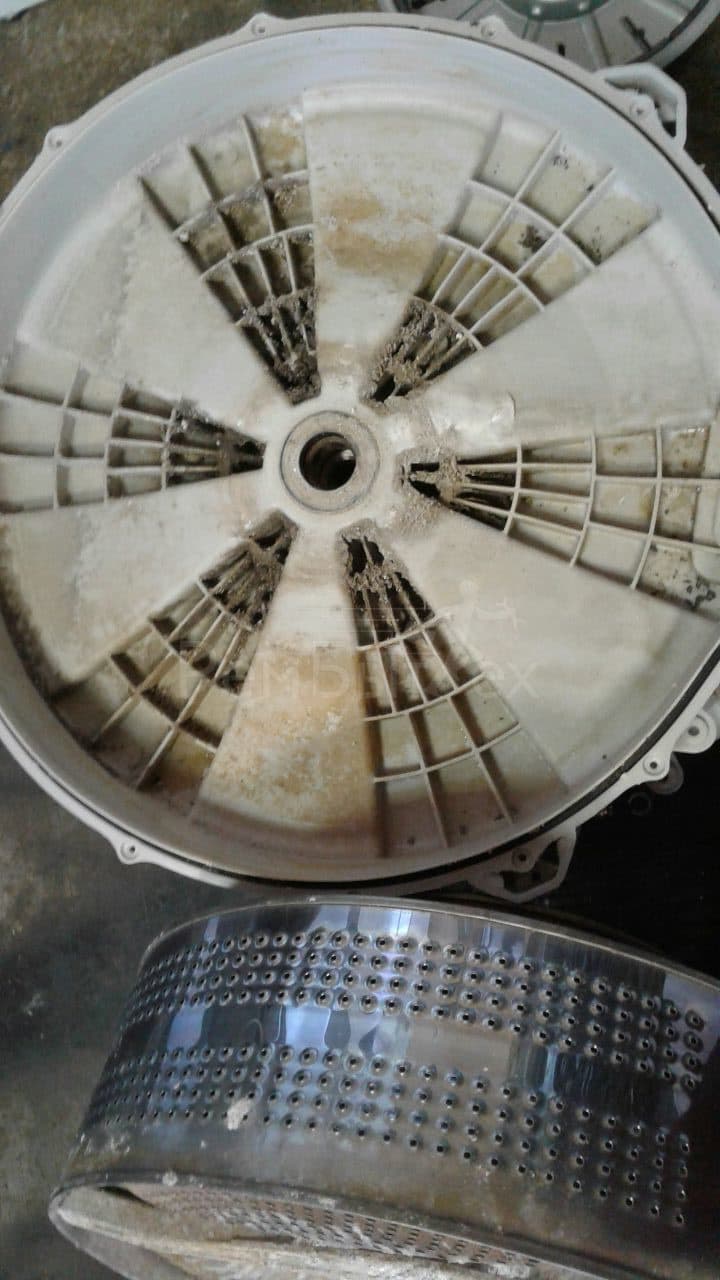 Почему барабан стиральной машины стучит при отжиме. В стиральной машине трясется барабан при отжиме. Стиральная машина вибрирует на отжиме. Стиральная машина вибрирует при отжиме.