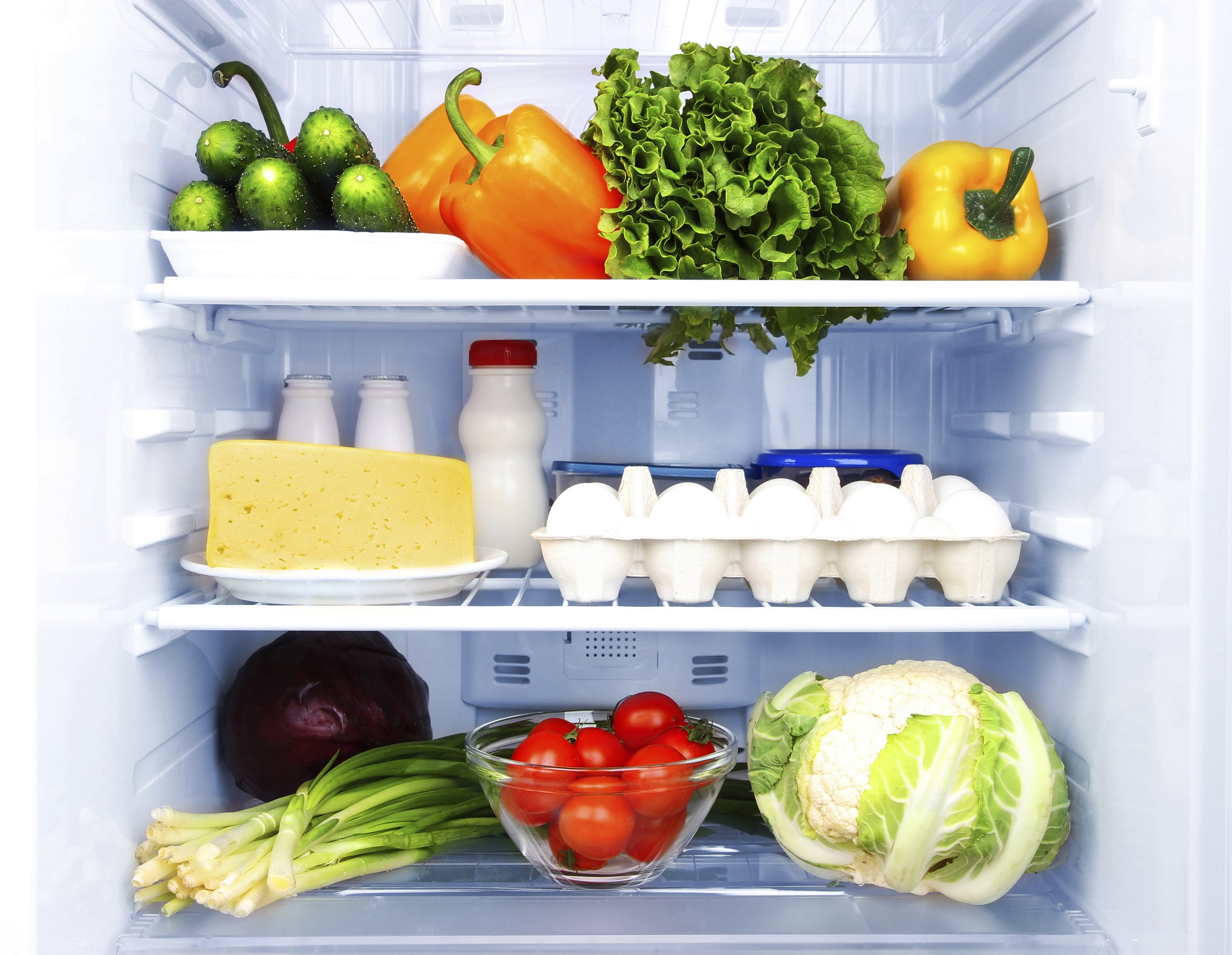в холодильнике замерзают продукты на полках